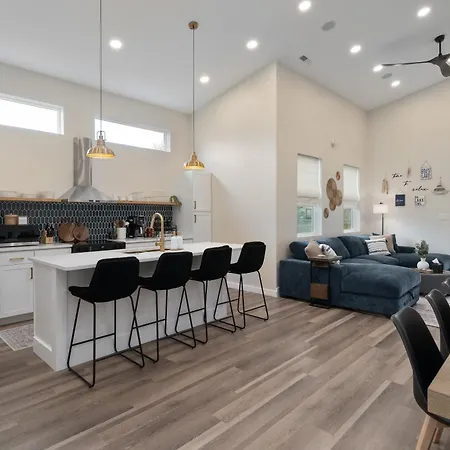 Modern Lake House 3 Blocks From The Lake!
